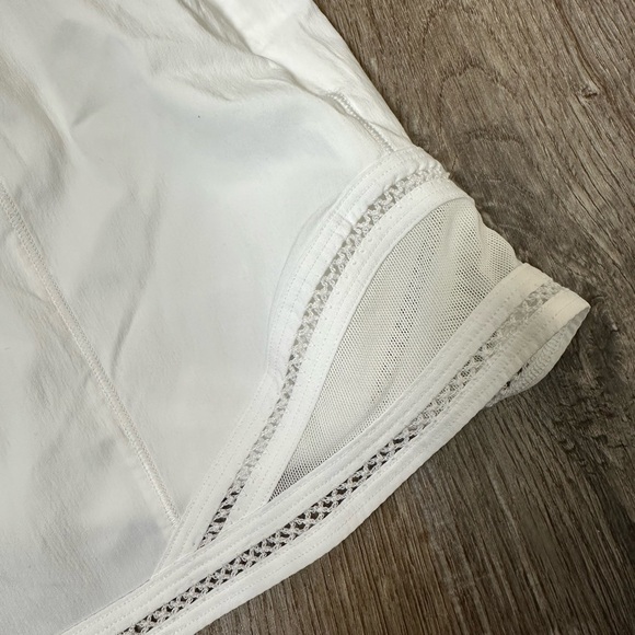 Lululemon Hotty Hot HR short 4 inch with lace trim - Picture 4 of 4